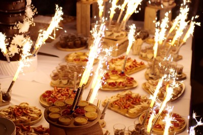 Carte illustrée de Ramatuelle placée sur une table décorée avec des citrons, des verres et une nappe en toile de jute.