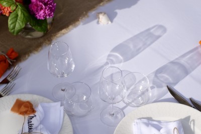 Carte illustrée de Ramatuelle placée sur une table décorée avec des citrons, des verres et une nappe en toile de jute.