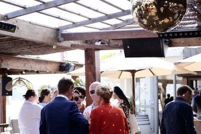 Carte illustrée de Ramatuelle placée sur une table décorée avec des citrons, des verres et une nappe en toile de jute.