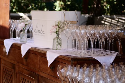 Carte illustrée de Ramatuelle placée sur une table décorée avec des citrons, des verres et une nappe en toile de jute.