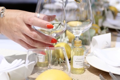 Carte illustrée de Ramatuelle placée sur une table décorée avec des citrons, des verres et une nappe en toile de jute.