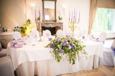 Miniature Location salle Enghien (Hainaut) - La Réserve #13 Lettres lumineuses ’K & N’ blanches posées au sol devant un mur décoré de guirlandes de lierre.