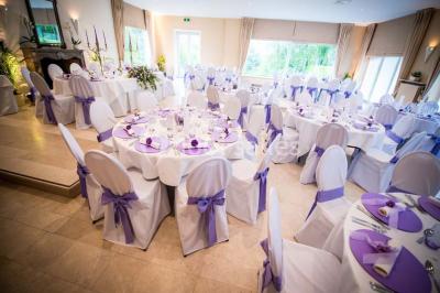 Miniature Location salle Enghien (Hainaut) - La Réserve #6 Lettres lumineuses ’K & N’ blanches posées au sol devant un mur décoré de guirlandes de lierre.