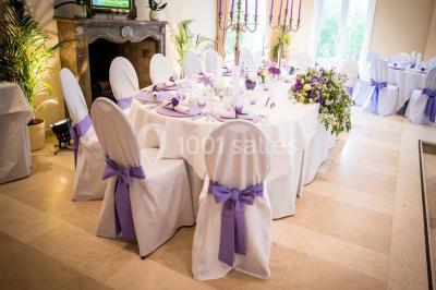 Miniature Location salle Enghien (Hainaut) - La Réserve #7 Lettres lumineuses ’K & N’ blanches posées au sol devant un mur décoré de guirlandes de lierre.