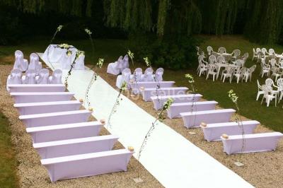 Miniature Location salle Enghien (Hainaut) - La Réserve #28 Lettres lumineuses ’K & N’ blanches posées au sol devant un mur décoré de guirlandes de lierre.