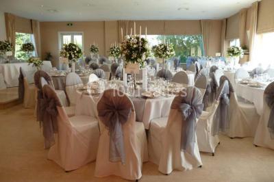 Miniature Location salle Enghien (Hainaut) - La Réserve #23 Lettres lumineuses ’K & N’ blanches posées au sol devant un mur décoré de guirlandes de lierre.