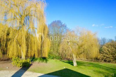 Miniature Location salle Enghien (Hainaut) - La Réserve #29 Lettres lumineuses ’K & N’ blanches posées au sol devant un mur décoré de guirlandes de lierre.