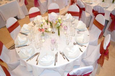 Miniature Location salle Enghien (Hainaut) - La Réserve #15 Lettres lumineuses ’K & N’ blanches posées au sol devant un mur décoré de guirlandes de lierre.