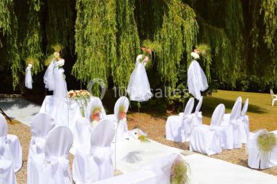 Miniature Location salle Enghien (Hainaut) - La Réserve #26 Lettres lumineuses ’K & N’ blanches posées au sol devant un mur décoré de guirlandes de lierre.