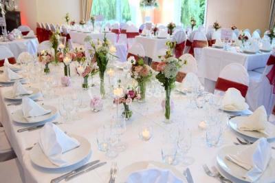 Miniature Location salle Enghien (Hainaut) - La Réserve #14 Lettres lumineuses ’K & N’ blanches posées au sol devant un mur décoré de guirlandes de lierre.