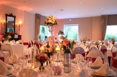 Miniature Location salle Enghien (Hainaut) - La Réserve #22 Lettres lumineuses ’K & N’ blanches posées au sol devant un mur décoré de guirlandes de lierre.