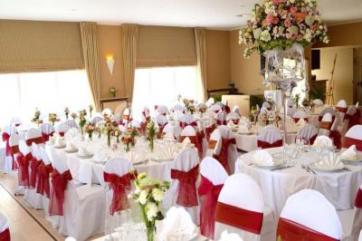 Miniature Location salle Enghien (Hainaut) - La Réserve #12 Lettres lumineuses ’K & N’ blanches posées au sol devant un mur décoré de guirlandes de lierre.