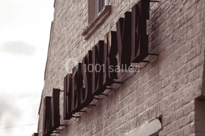 Miniature Location salle Enghien (Hainaut) - La Réserve #25 Lettres lumineuses ’K & N’ blanches posées au sol devant un mur décoré de guirlandes de lierre.