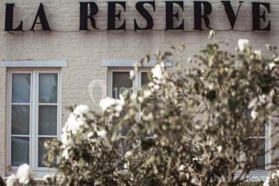 Miniature Location salle Enghien (Hainaut) - La Réserve #21 Lettres lumineuses ’K & N’ blanches posées au sol devant un mur décoré de guirlandes de lierre.