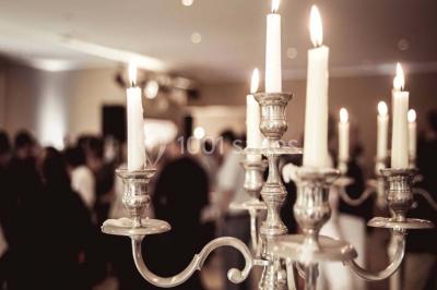 Miniature Location salle Enghien (Hainaut) - La Réserve #24 Lettres lumineuses ’K & N’ blanches posées au sol devant un mur décoré de guirlandes de lierre.