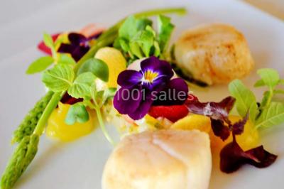 Miniature Location salle Enghien (Hainaut) - La Réserve #31 Lettres lumineuses ’K & N’ blanches posées au sol devant un mur décoré de guirlandes de lierre.