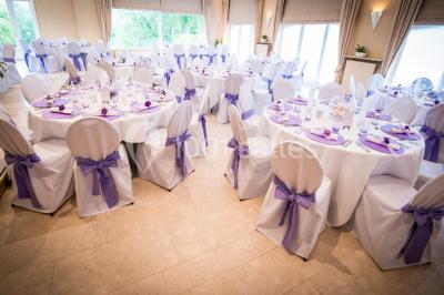 Miniature Location salle Enghien (Hainaut) - La Réserve #5 Lettres lumineuses ’K & N’ blanches posées au sol devant un mur décoré de guirlandes de lierre.