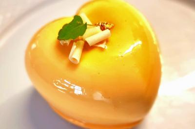 Miniature Location salle Enghien (Hainaut) - La Réserve #32 Lettres lumineuses ’K & N’ blanches posées au sol devant un mur décoré de guirlandes de lierre.