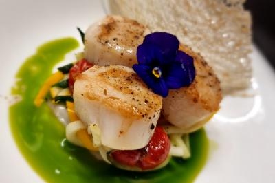 Miniature Location salle Enghien (Hainaut) - La Réserve #33 Lettres lumineuses ’K & N’ blanches posées au sol devant un mur décoré de guirlandes de lierre.