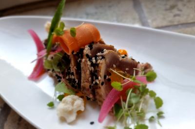 Miniature Location salle Enghien (Hainaut) - La Réserve #34 Lettres lumineuses ’K & N’ blanches posées au sol devant un mur décoré de guirlandes de lierre.