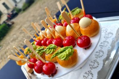 Miniature Location salle Enghien (Hainaut) - La Réserve #37 Lettres lumineuses ’K & N’ blanches posées au sol devant un mur décoré de guirlandes de lierre.