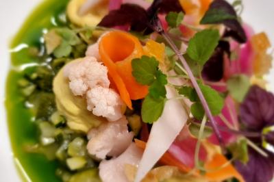 Miniature Location salle Enghien (Hainaut) - La Réserve #39 Lettres lumineuses ’K & N’ blanches posées au sol devant un mur décoré de guirlandes de lierre.