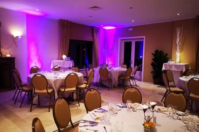 Miniature Location salle Enghien (Hainaut) - La Réserve #19 Lettres lumineuses ’K & N’ blanches posées au sol devant un mur décoré de guirlandes de lierre.