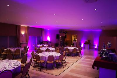 Miniature Location salle Enghien (Hainaut) - La Réserve #17 Lettres lumineuses ’K & N’ blanches posées au sol devant un mur décoré de guirlandes de lierre.