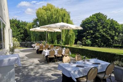 Miniature Location salle Enghien (Hainaut) - La Réserve #10 Lettres lumineuses ’K & N’ blanches posées au sol devant un mur décoré de guirlandes de lierre.