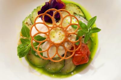 Miniature Location salle Enghien (Hainaut) - La Réserve #42 Lettres lumineuses ’K & N’ blanches posées au sol devant un mur décoré de guirlandes de lierre.