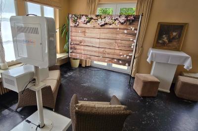 Miniature Location salle Enghien (Hainaut) - La Réserve #20 Lettres lumineuses ’K & N’ blanches posées au sol devant un mur décoré de guirlandes de lierre.