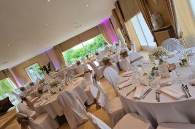 Miniature Location salle Enghien (Hainaut) - La Réserve #8 Lettres lumineuses ’K & N’ blanches posées au sol devant un mur décoré de guirlandes de lierre.