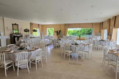 Miniature Location salle Enghien (Hainaut) - La Réserve #2 Lettres lumineuses ’K & N’ blanches posées au sol devant un mur décoré de guirlandes de lierre.