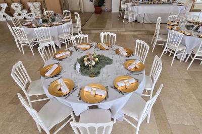 Miniature Location salle Enghien (Hainaut) - La Réserve #45 Lettres lumineuses ’K & N’ blanches posées au sol devant un mur décoré de guirlandes de lierre.