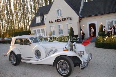 Miniature Location salle Enghien (Hainaut) - La Réserve #3 Lettres lumineuses ’K & N’ blanches posées au sol devant un mur décoré de guirlandes de lierre.