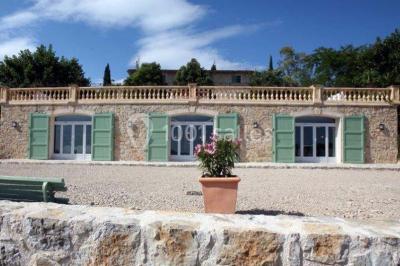 Champ de lavande au premier plan avec des vignes verdoyantes en arrière-plan et des collines à l'horizon.