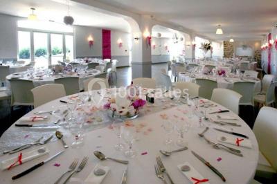 Champ de lavande au premier plan avec des vignes verdoyantes en arrière-plan et des collines à l'horizon.