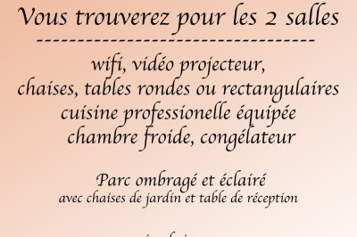 Salle avec des rangées de chaises en plastique beige face à une scène surélevée dans un espace lumineux.
