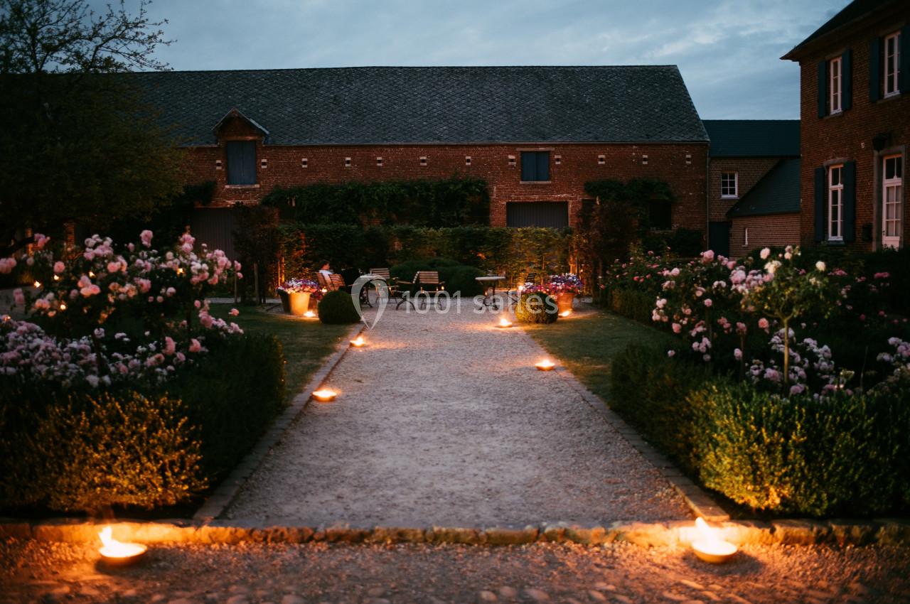 La cour intérieure (soirée)