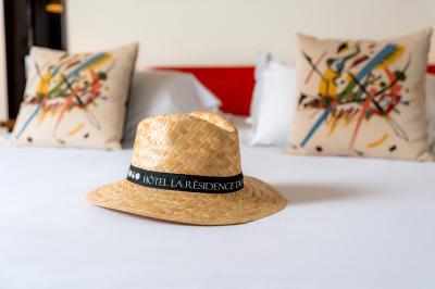 Une femme de dos sur une terrasse, face au Vieux-Port de Marseille, avec une table dressée pour le petit-déjeuner.