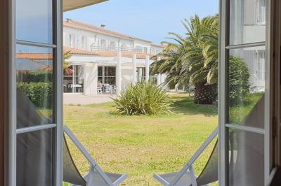 Femme allongée recevant un massage sous une douche d'eau, dans un cadre lumineux et relaxant.