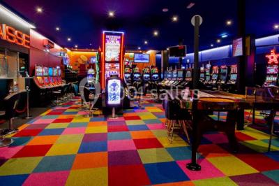 Salle avec un présentoir, des cartons empilés, une table haute décorée et un fond rouge marqué ’50 ans’.