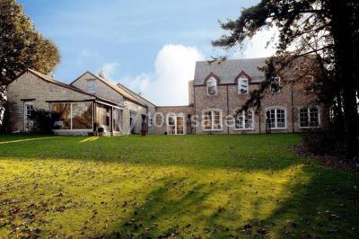 Miniature Location salle Jodoigne (Brabant wallon) - La Villa du Hautsart #1 Chambre avec lit double, murs roses, miroir pleine hauteur, éclairage mural et sol en carrelage sombre.