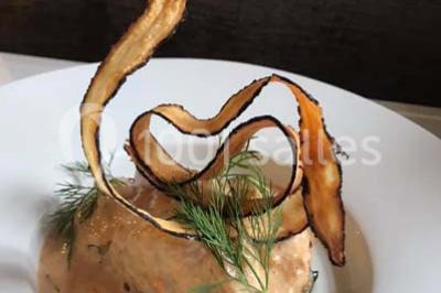 Miniature Location salle Jodoigne (Brabant wallon) - La Villa du Hautsart #13 Chambre avec lit double, murs roses, miroir pleine hauteur, éclairage mural et sol en carrelage sombre.