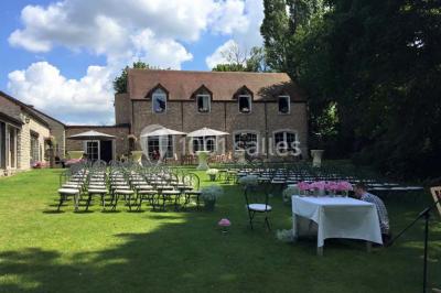 Miniature Location salle Jodoigne (Brabant wallon) - La Villa du Hautsart #5 Chambre avec lit double, murs roses, miroir pleine hauteur, éclairage mural et sol en carrelage sombre.