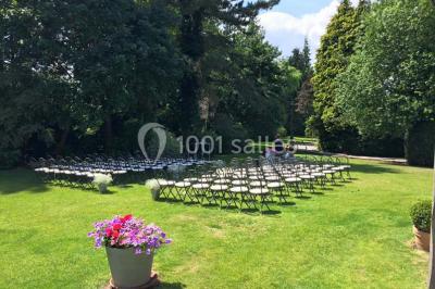 Miniature Location salle Jodoigne (Brabant wallon) - La Villa du Hautsart #9 Chambre avec lit double, murs roses, miroir pleine hauteur, éclairage mural et sol en carrelage sombre.