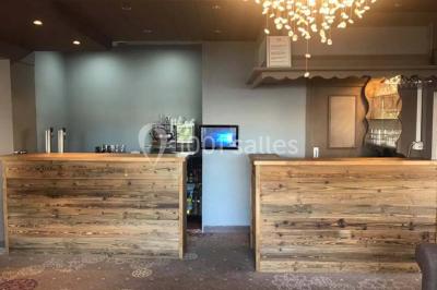 Miniature Location salle Jodoigne (Brabant wallon) - La Villa du Hautsart #6 Chambre avec lit double, murs roses, miroir pleine hauteur, éclairage mural et sol en carrelage sombre.