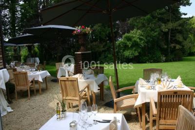 Miniature Location salle Jodoigne (Brabant wallon) - La Villa du Hautsart #10 Chambre avec lit double, murs roses, miroir pleine hauteur, éclairage mural et sol en carrelage sombre.