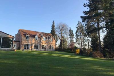 Miniature Location salle Jodoigne (Brabant wallon) - La Villa du Hautsart #2 Chambre avec lit double, murs roses, miroir pleine hauteur, éclairage mural et sol en carrelage sombre.