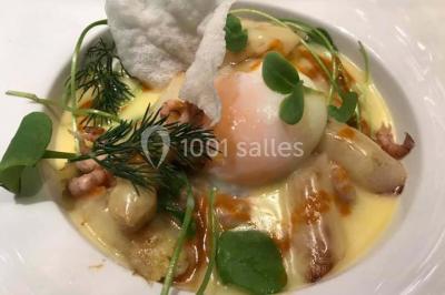 Miniature Location salle Jodoigne (Brabant wallon) - La Villa du Hautsart #14 Chambre avec lit double, murs roses, miroir pleine hauteur, éclairage mural et sol en carrelage sombre.